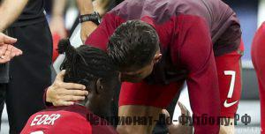 epa05419534 Portugal`s Cristiano Ronaldo back on the pitch after going out due to injury in his left knee gives support to his teammate Eder during the UEFA EURO 2016 final match between Portugal and France at France Stadium in Saint-Denis, Paris, France, 10 of July 2016. (RESTRICTIONS APPLY: For editorial news reporting purposes only. Not used for commercial or marketing purposes without prior written approval of UEFA. Images must appear as still images and must not emulate match action video footage. Photographs published in online publications (whether via the Internet or otherwise) shall have an interval of at least 20 seconds between the posting.) EPA/MIGUEL A. LOPES EDITORIAL USE ONLY